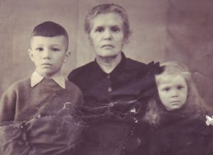 Бабушка с внуками: Саша и Зина, 1953 год, Лениногорск, Татария.