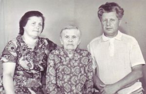 Бабушка с сыном Рудольфом и Клавой, Лениногорск.