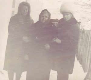 Бабушка с внучками: Людой и Зиной, Лениногорск.