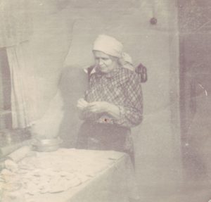 Бабушка делает вареники, Лениногорск.