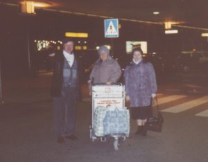 Аэропорт,  встреча в Германии. Мама, Саша, Нина Петкау, 1996 год.