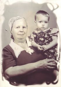 Бабушка с Юлей, 1981 год, Георгиевск.