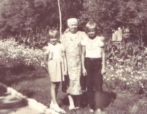 Бабушка с Юриком и Ириной.
