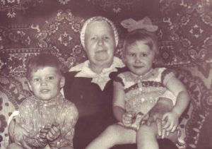 Бабушка с внуками: Юрик и Ирина, Оренбург.